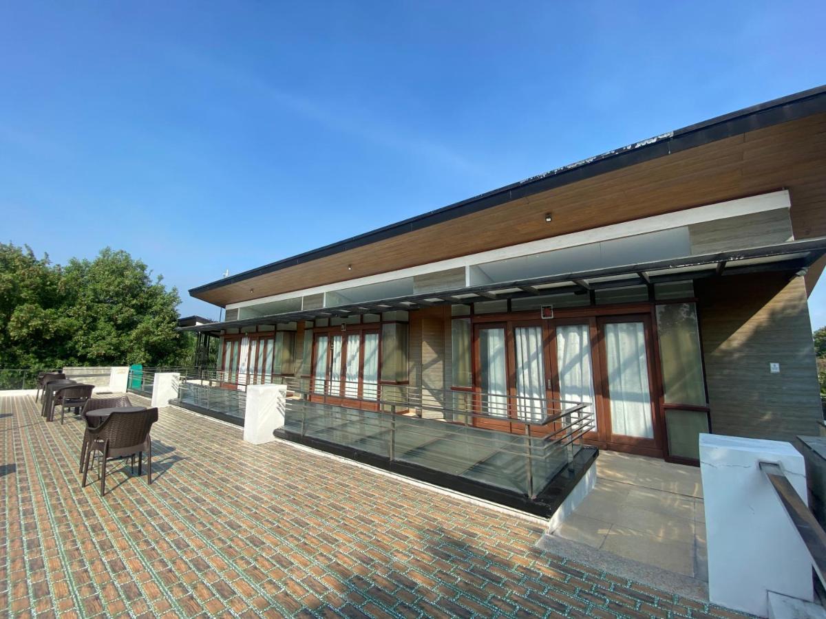 Floating Sanctuary Resort Powered By Cocotel Bulacan Exterior foto